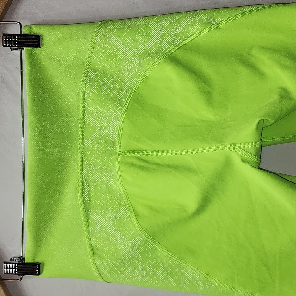 ATHLETA STAY FLY 9" HIGH RISE REFLECTIVE COMPRESSION SNAKESKIN SHORTS SIZE SMALL - Picture 7 of 11